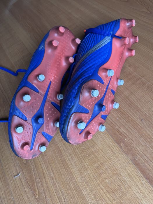 Chuteiras NOVAS, 37 para piso sintetico