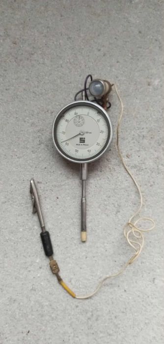 Na zdjęciu widoczny jest czujnik zegarowy (lub mikrometr zegarowy). Je