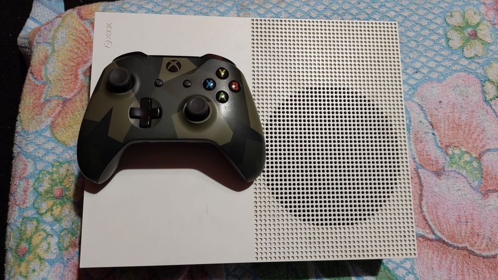 Xbox One S Model 1681 500GB z napędem + pad