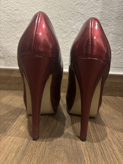 Sapatos de verniz vermelhos