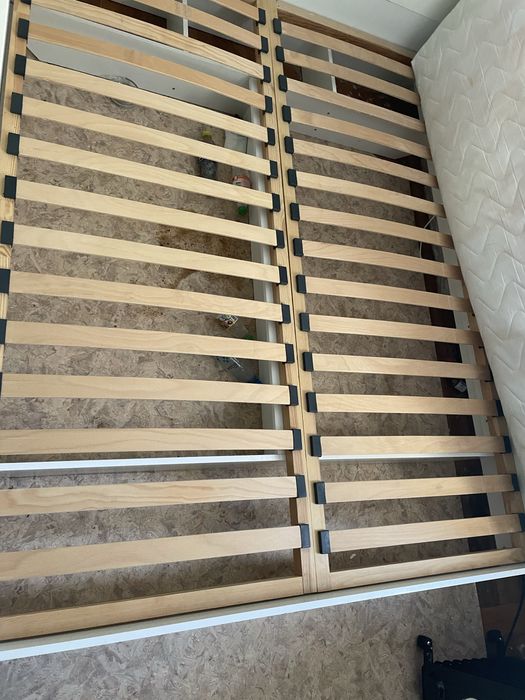 Кровать  біла гарній стан