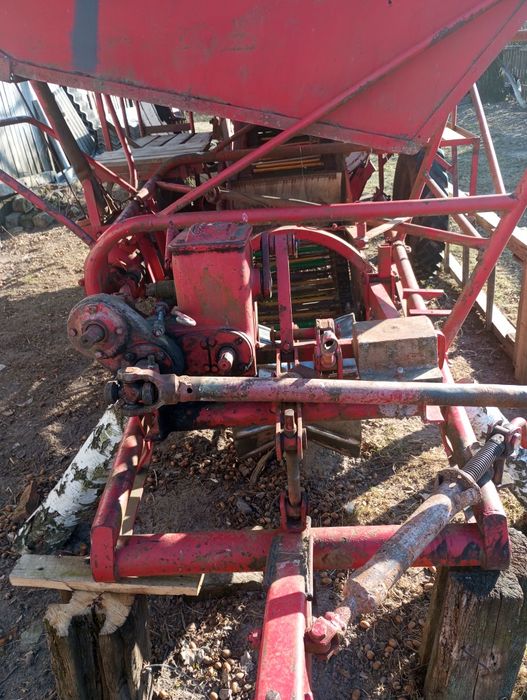 Попадаєця комбайн картопляний