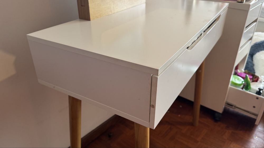 Penteadeira Hôma com espelho – estilo moderno escandinavo