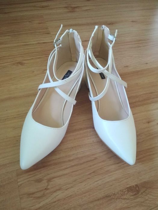 Białe nowe czółenka, marki Lily Rose, rozmiar 39