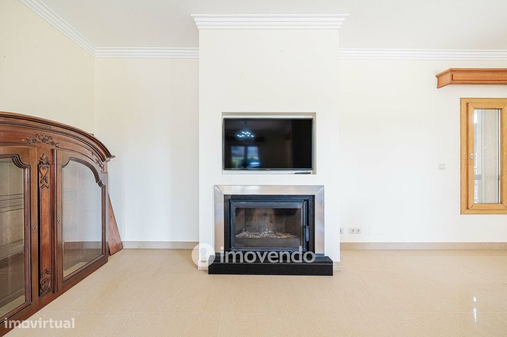 Moradia T4, com condomínio com piscina, em Almargem do Bispo