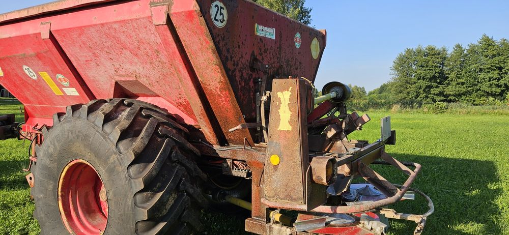 Rozsiewacz wapna bredal 10 ton.