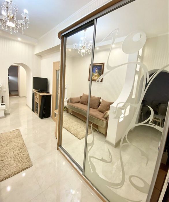 Здається чудова 4 кімнатна квартира в центрі міста.