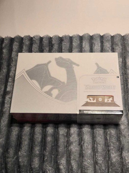 Pokémon TCG: Sword & Shield Ultra Premium Collection Charizard (NOVO)