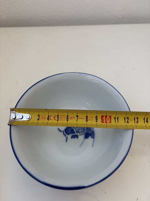 Taça de porcelana chinesa azul e branca antiga