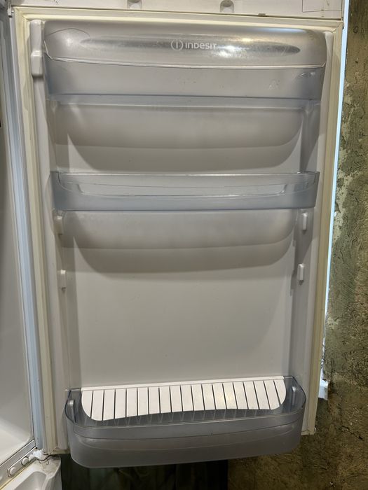 Холодильник Indesit no frost (потребує  ремонту)