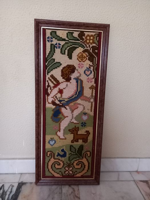 Quadro em ponto de arraiolos  a moldura está  perfeita,.