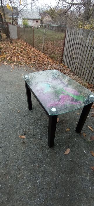 Стіл скляний обідній.