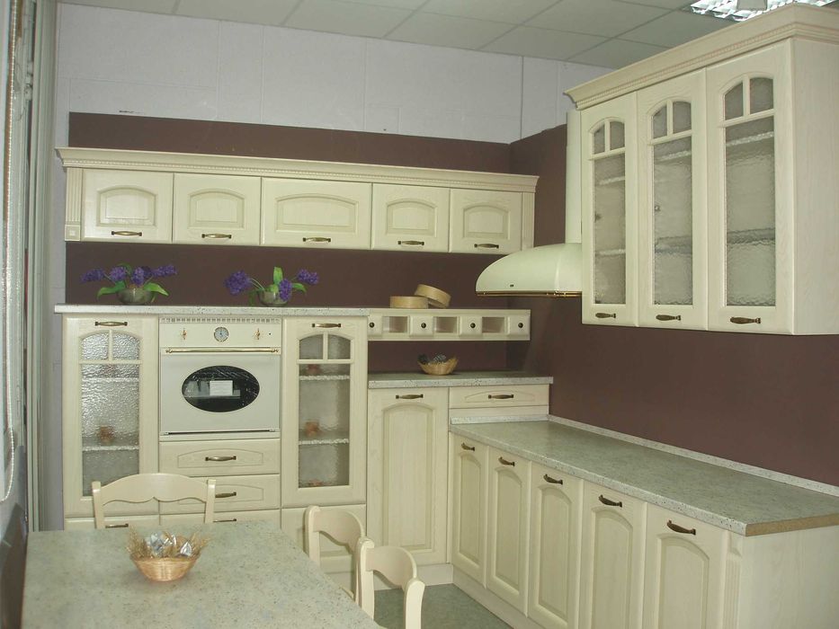 Мебель для столовой, кухни (стол, 4 стула). Производство Италия.