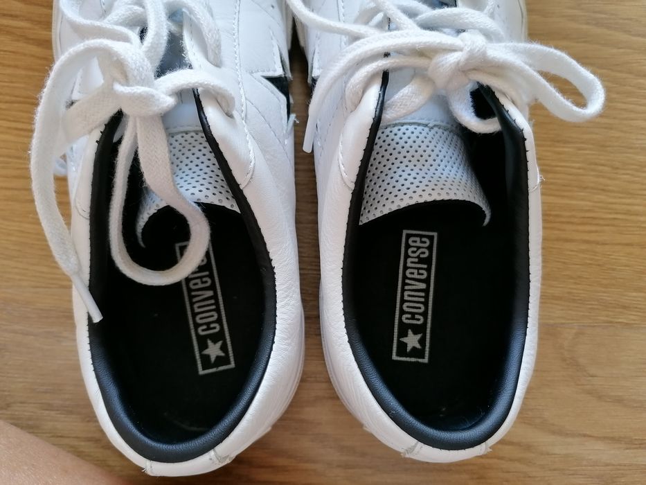 All Star brancos em pele