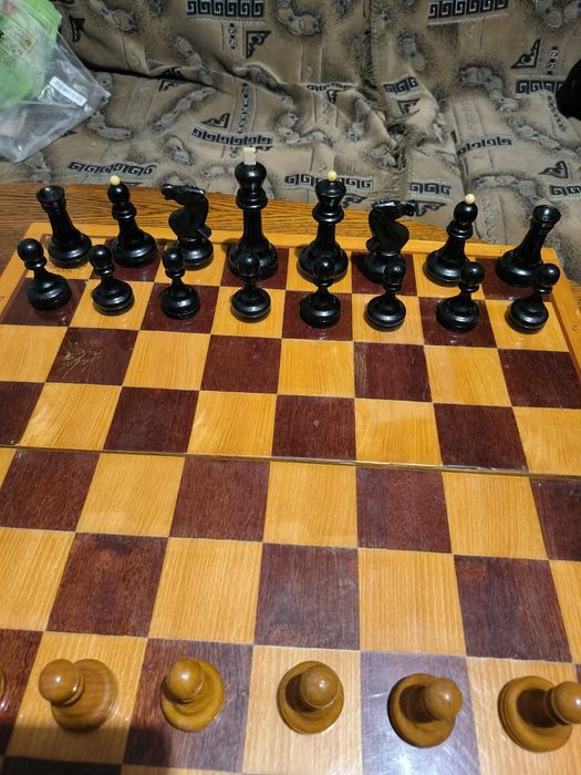 Шахматы- грасмейстерскии с утежилителем ,деревянные большие.
