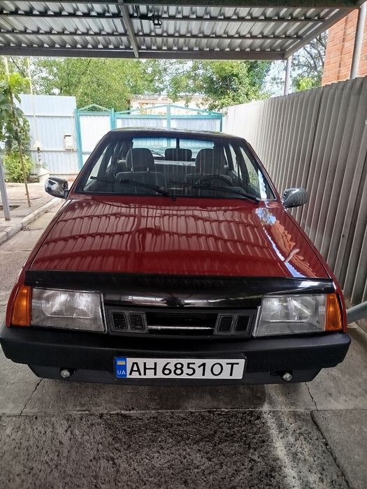 Продам ВАЗ 21093,1990 року карбюратор газ/бензин . Газ вписаний але не підключений балон. Кузов повністю переварений та перефарбований. Стоїть нове лобове скло. Бензонасос замінено на електричний. Замінено гальмівну рідину та трубки, свіжі гальмівні диски і колодки. Стойки стоять по колу SS -20. Замінено мастило двигуна та коробки передач.Коробка стоїть ваз2110 5 ступенева зі щупом .Лєд лампи, противотуманки лінзи,машина на зимовій гумі.Замінено частково проводку а самє під торпедою та під капотом. Замінено троса капоту, підсосу, зчеплення. Передні склопіднімачі.Захист двигуна та коробки заводській . Можливо переоформлення.Присутній невеликий торг біля авто. Для ЗСУ додаткові знижки.