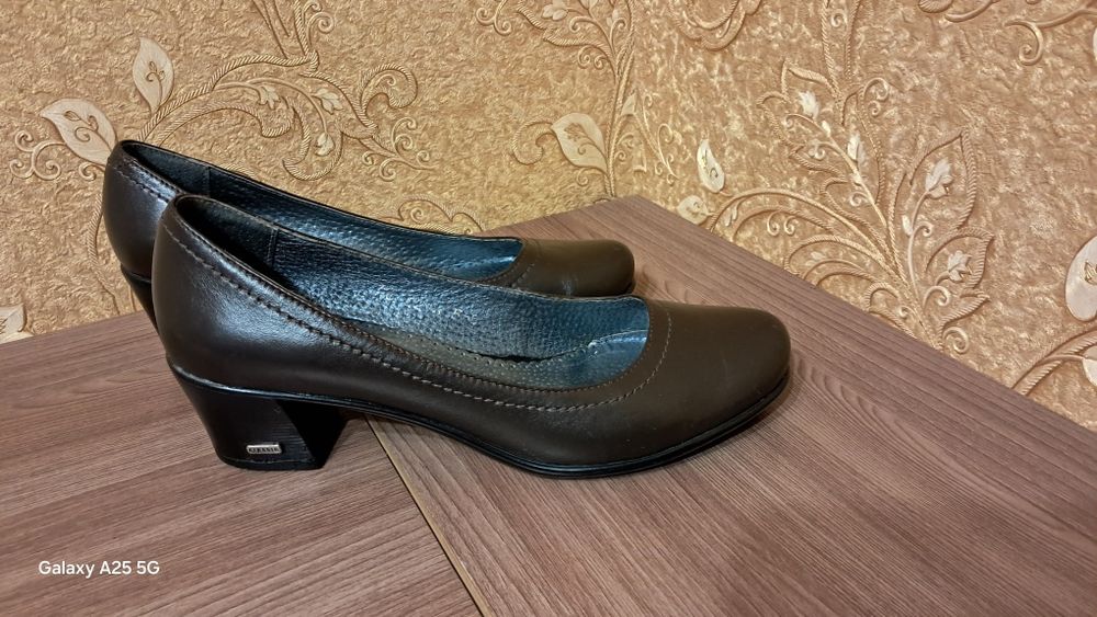 Продам туфли кожаные  р.39.