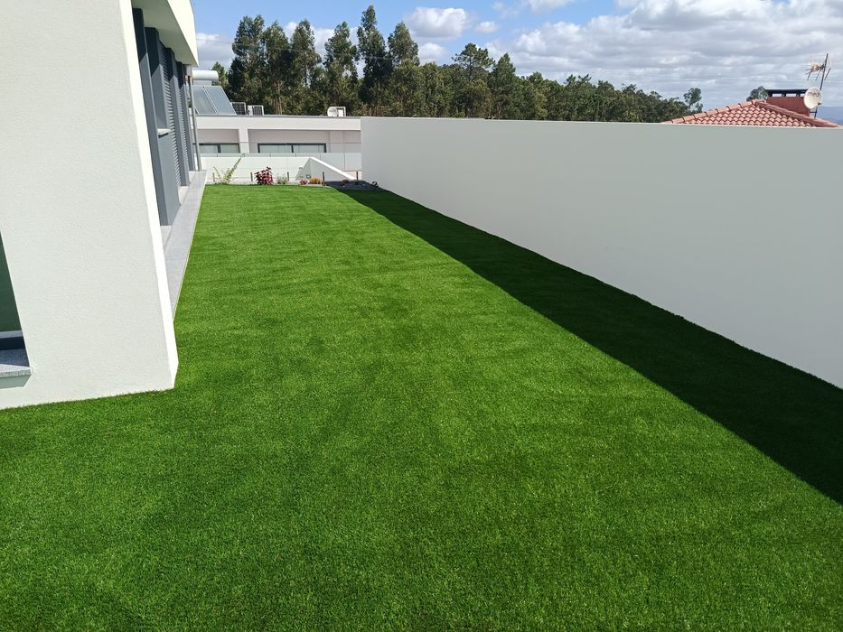 Relva sintética artificial e Relva Natural