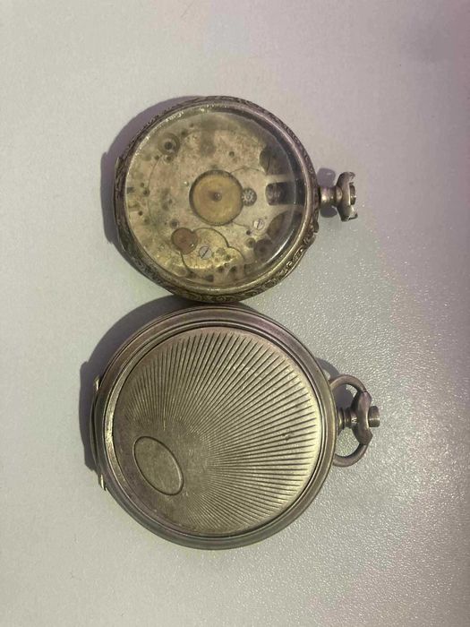 Серебряные корпуса карманных часов.
