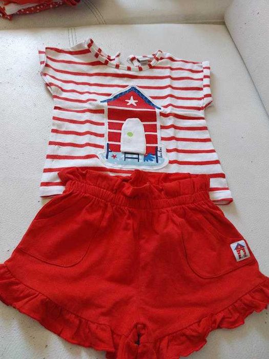 Pack de roupa da marca Tuc Tuc em tons de vermelho e azul