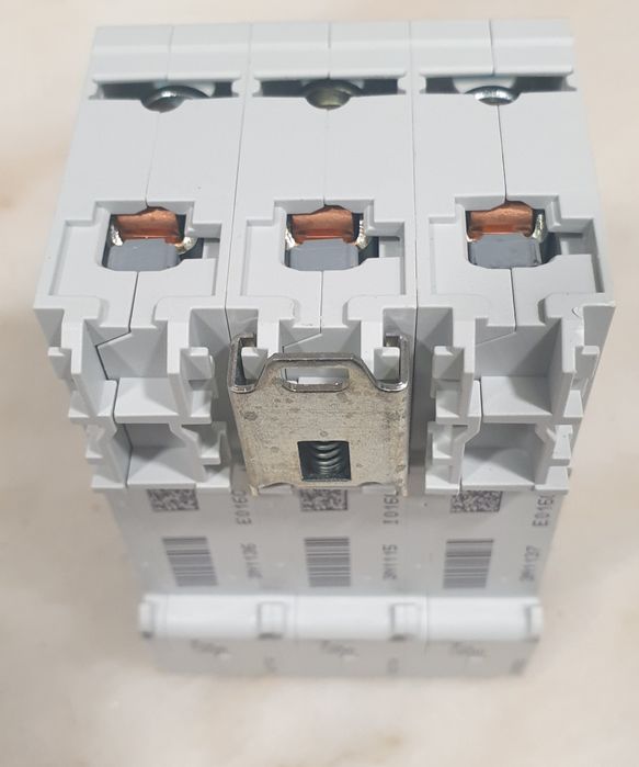 Disjuntor hager MWN316 3 Pólos 16A Curva C 3kA 3 Módulos
MWN3