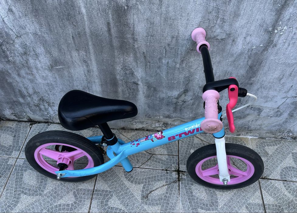 Bicicleta de  aprendizagem e equilibrio com tarvao