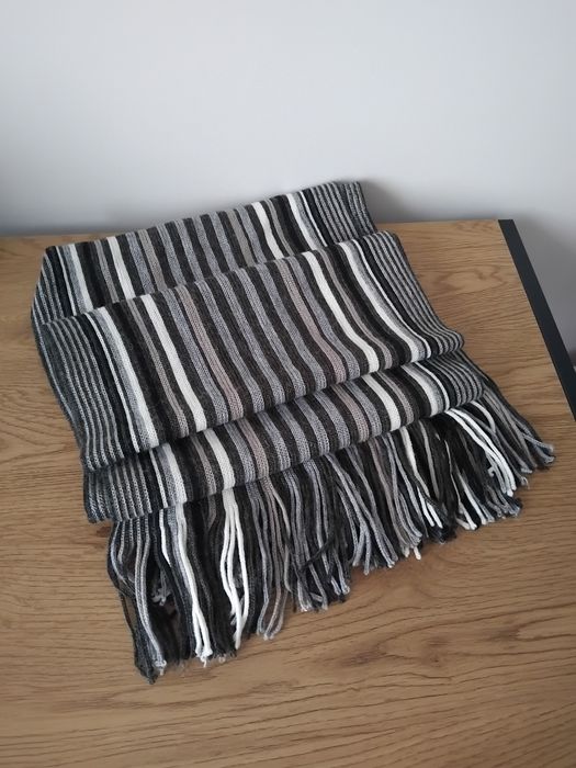 Szalik Szal zimowy wełniany szary czarny biały paski frędzlami meski