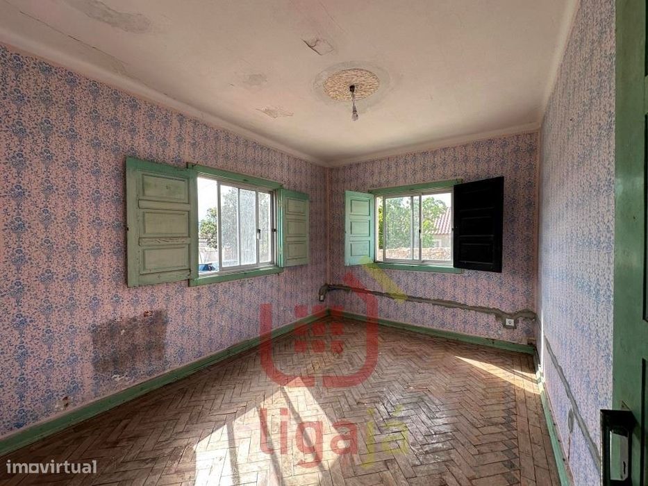 Moradia T4 em Reconstrução - Barrocaria / Olival!