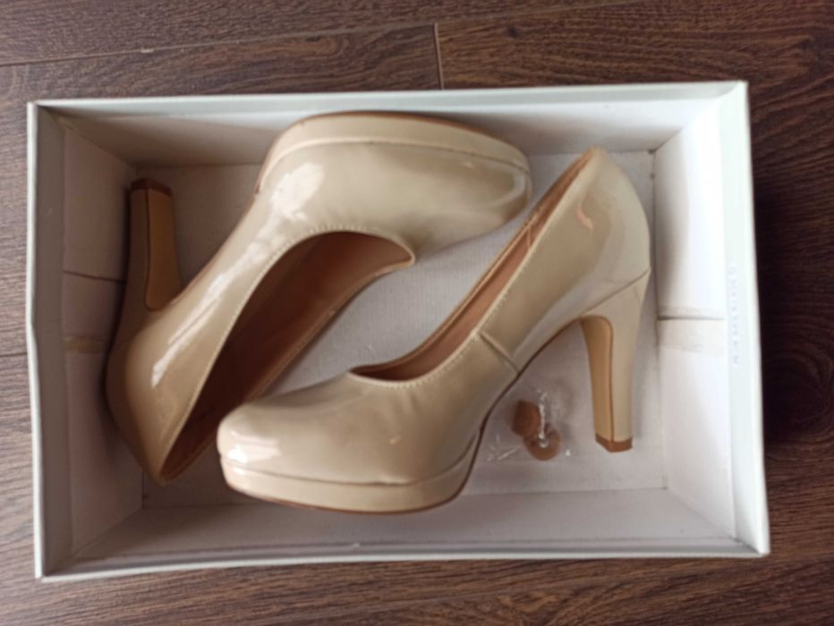 Lakierowane buty na obcasie nude rozm. 37