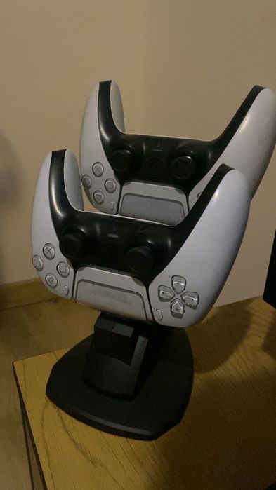 PlayStation 5 Slim Digital + 2 Kontrolery DualSense + Stacja Ładująca (Stan BDB)