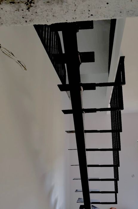 Schody na stelażu z balustradą
