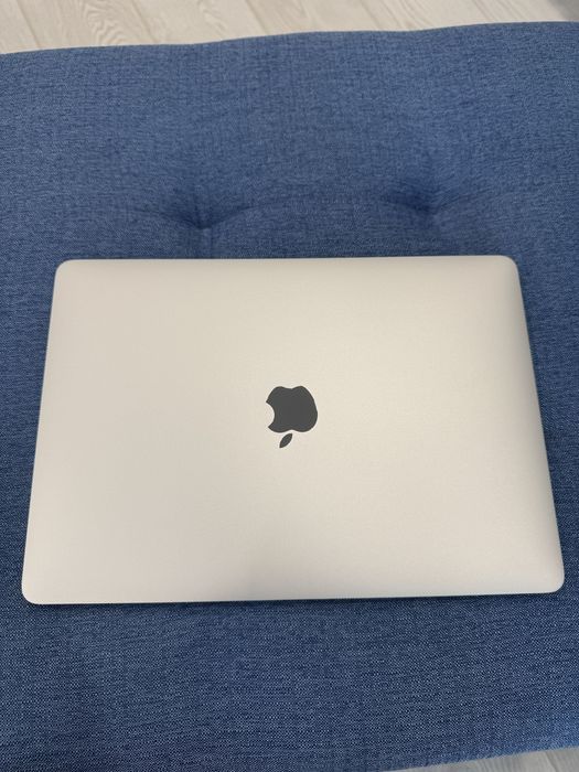 Продам MacBook Air M1 8/256 GB. Офіційний