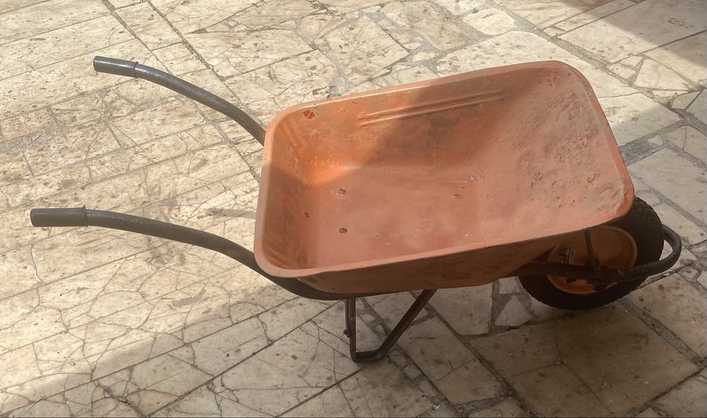 Carrinho de mão em bom estado