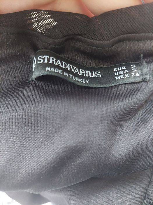 krótka czarna sukienka stradivarius