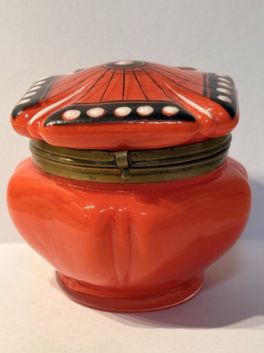Linda antiga caixa em vidro opalino vermelho esmaltada à mão