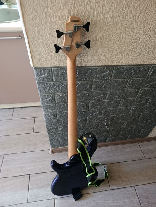 Продам две гитары. Бас-гитара Cort и акустическая Yamaha. 18 000 грн.