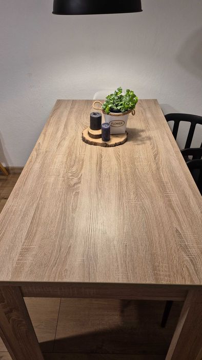 Stól do jadalni dużwgo pokoju stabilny