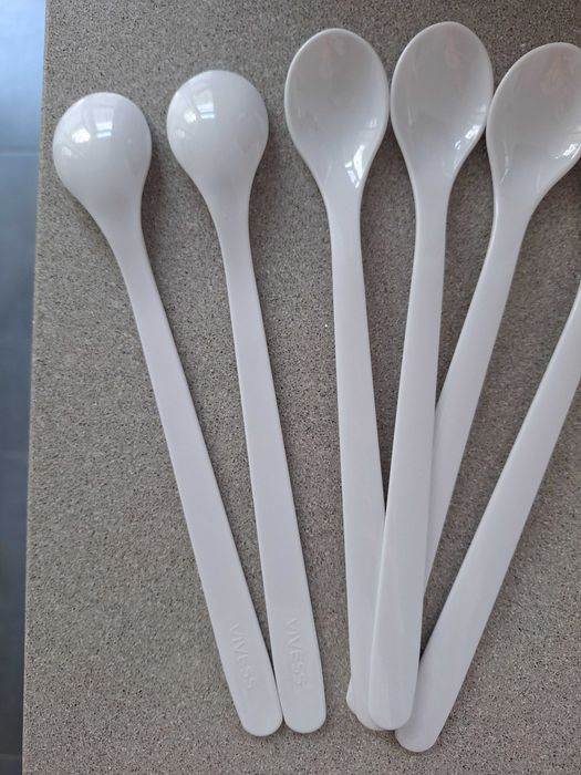 Colheres brancas para copos altos