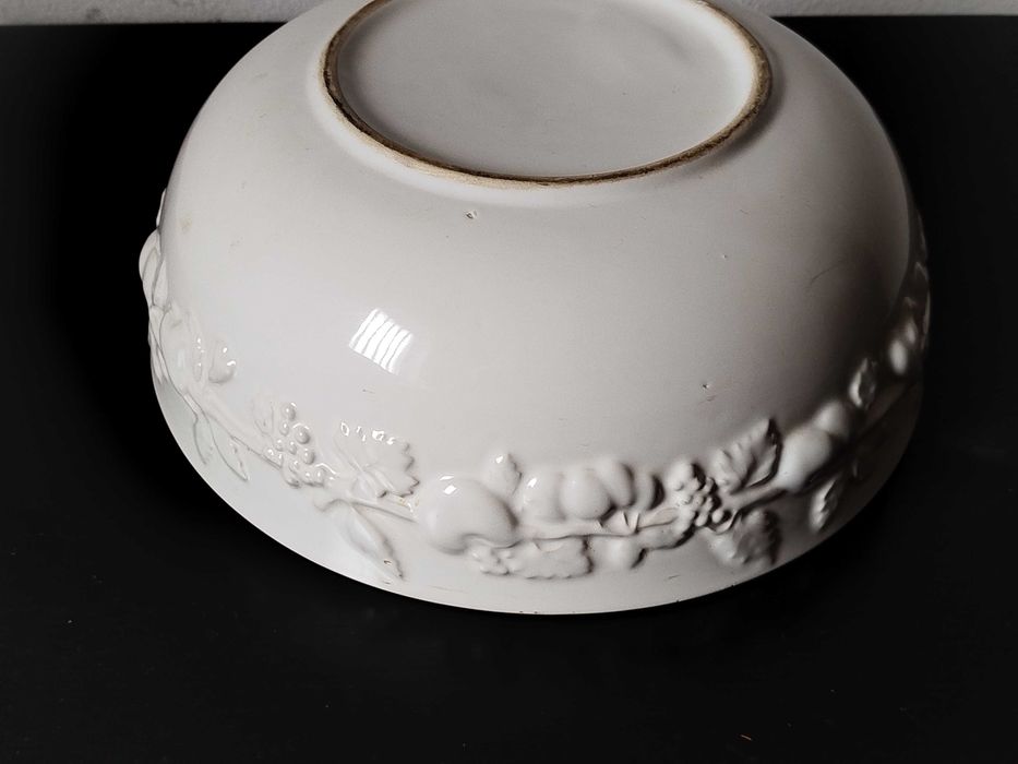 Saladeira bastante grande ou fruteira branca