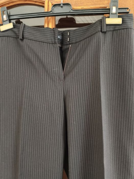 Calça clássica castanho escuro às riscas da marca LA women com bolsos