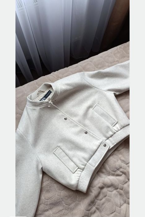 Бомбер Zara молочного кольору М-Л