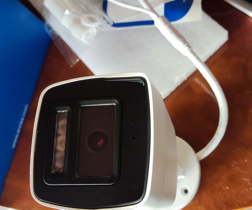 Kit CCTV com 1 NVR, 4 câmaras 4K, 4 cabos UTP, 2 de 20m e 2 de 30m.