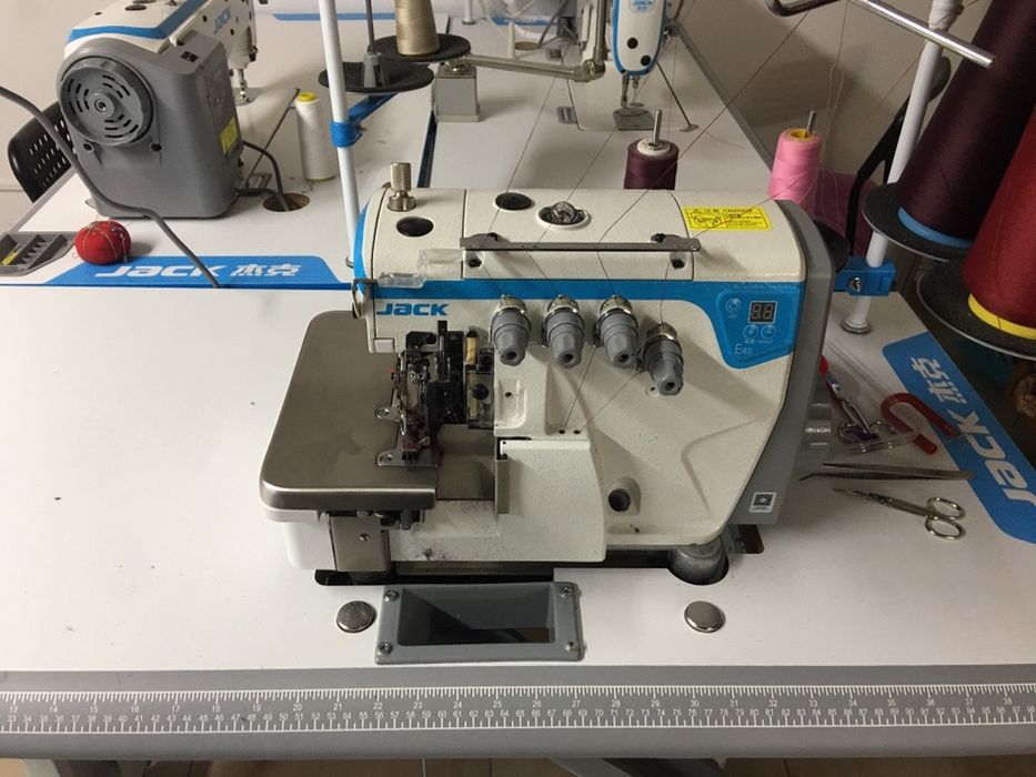 Máquina cose e corte Jack E4S