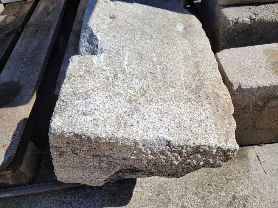Kamienne bloki granitowe