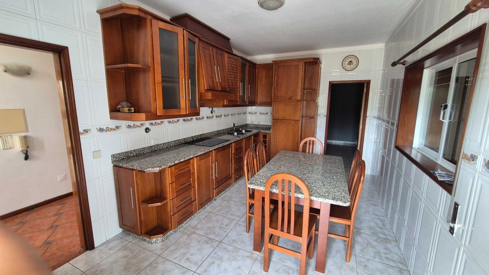 Mobilia de cozinha, mesa, cadeiras e eletrodomésticos