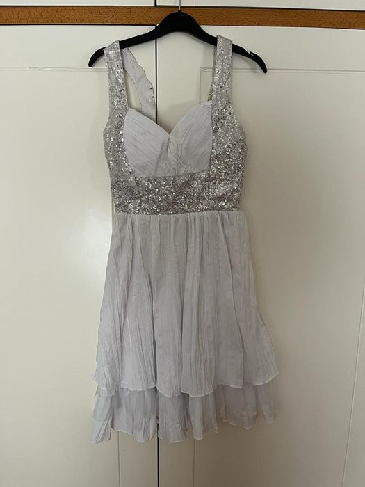 Vários  vestidos tamanho M alguns são novos sem etiqueta,