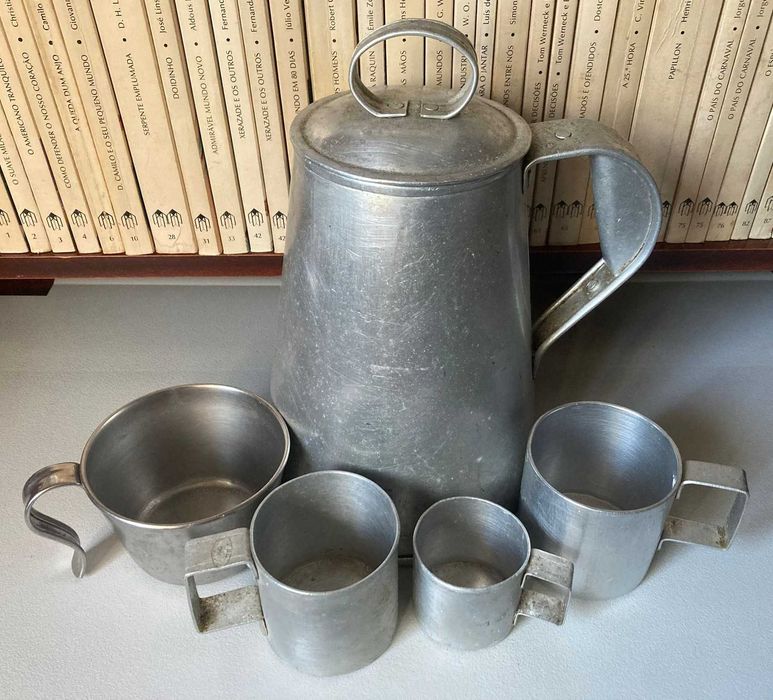 Cafeteira de Metal Antiga + 4 Chávenas de Metal