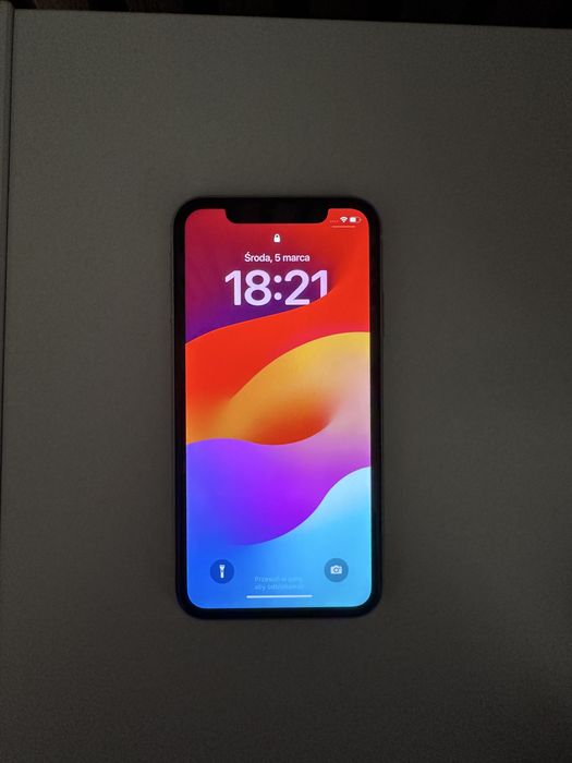 Biały iphone 11.