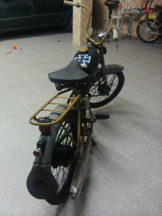 Motocicleta em funcionamento e toda original