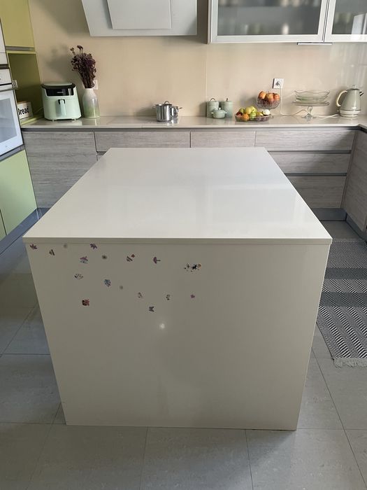 Ilha com movel de gavetas